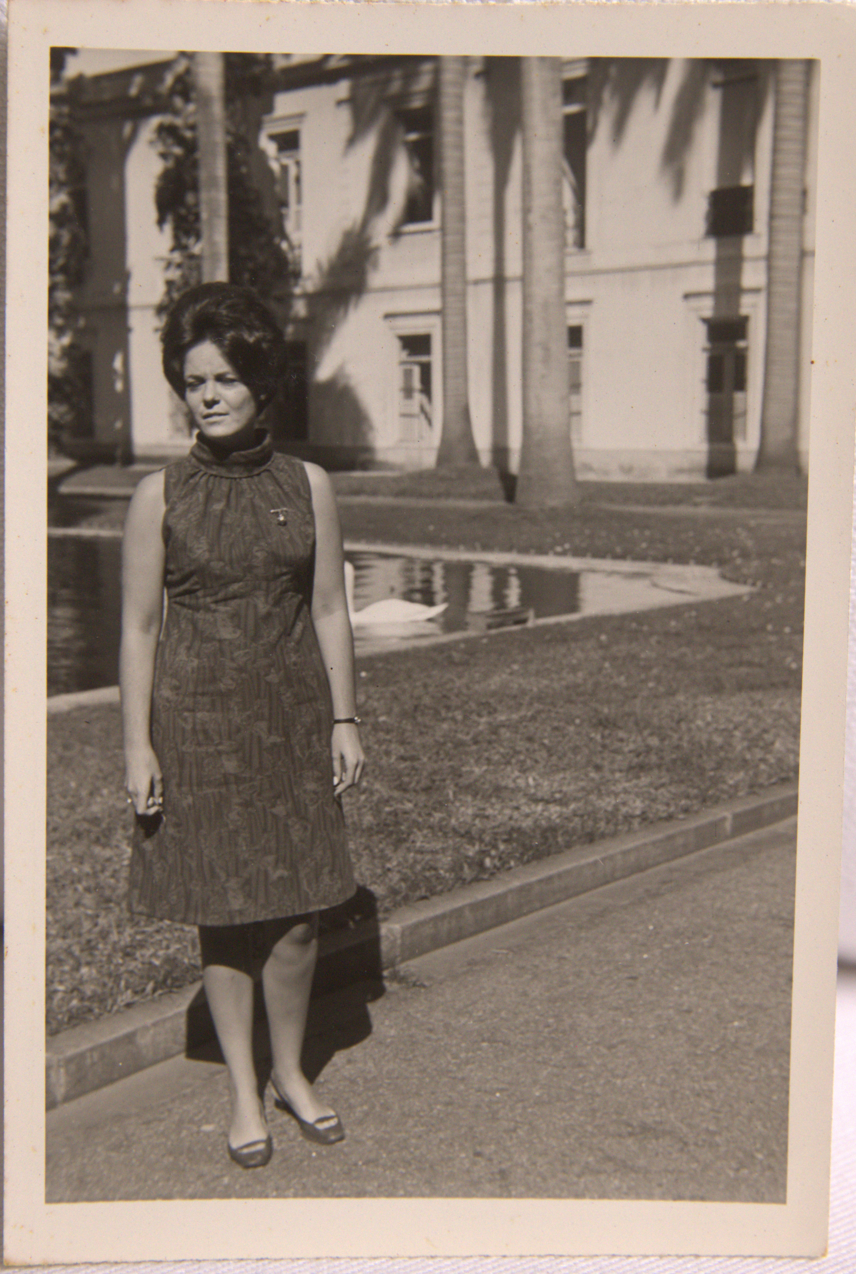Heloisa Vilhena, à época cursando o curso preparatório para a carreira de diplomata do Instituto Rio Branco, posa para foto no Palácio do Itamaraty no Rio de Janeiro